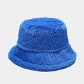 Gros plan détaillé de la texture en fausse fourrure bleu électrique d'un chapeau d'hiver - M (56-58cm) / Bleu
