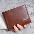 Cartera marrón para hombre en piel sintética con textura lichi y placa metálica dorada - Marrón Claro
