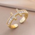 Nahaufnahme des vergoldeten H-Rings mit Zirkonia-Besatz auf beigem Lederhintergrund - Gold Voll Zirkonia H Stil