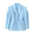 Dettaglio del blazer azzurro che mostra le spalle strutturate e il nastro in vita - S / Celeste