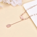 Roségoldene Titanhalskette mit Büroklammerkette und rechteckigen Lucky-Gravuranhängern - Roségold