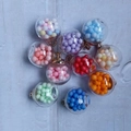 Makroaufnahme von 16mm bunten Glaskugel-Anhängern mit Perlenfüllung für DIY-Schmuckherstellung - Blasenmischung