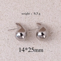 Dettaglio macro di orecchini a goccia d'argento con peso 6,5g e dimensioni di 14x25mm - Piccolo / Oro Bianco