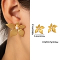 Boucles d'oreilles fleurs dorées avec perle centrale et finition mate rétro - Clou d'Oreille Fleur à Cinq Pétales Perle Artificielle (BJGE0740)