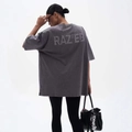 Oversized γκρι βαμβακερό T-shirt με γράμματα RAZ'EB από στρας στην πίσω πλευρά - M / Ξεπλυμένο Μαύρο