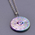 Vista macro del collar ojo turco de acero arcoíris con brillantes diamantes de imitación - Juego de Collar Arcoíris