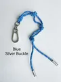 Gevlochten blauwe paracord armband met zilveren karabijnhaak en verstelbare knopen - Meerblauw / Zilveren Gesp