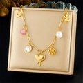 Collar de acero inoxidable chapado en oro con colgantes de corazón, flor y perlas - Estilo de Múltiples Colgantes Dorado (N3765)