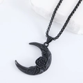 Detalle de collar con colgante de luna negra y rosa grabada sobre piedra decorativa - Con cadena de 60 cm / Negro