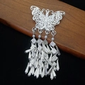 Fermaglio per capelli a farfalla argento con nappe e perle su sfondo legno scuro - Farfalla d'argento