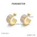 Detalle de pendientes dorados en forma de C con varias filas de pedrería blanca - Estilo de Diamante Grande(KE114922-K) / Dorado