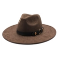 Detail van een donkerbruine fedora hoed met zwarte leren band en gouden metalen gesp - M / Bruin