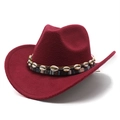 Detalle de sombrero de lana granate con banda tejida de colores y adornos de conchas - M (56-58cm) / Burdeos