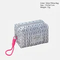 Beauty case argento trapuntato con tiralampo rosa intrecciato e perla in argento - Borsa a Cuscino con Motivo a V / Argento