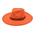 Détail d'un chapeau fedora orange en laine avec ruban en cuir marron et boucle métal - M (56-58cm) / Orange