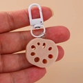 Vista detallada del llavero de raíz de loto con accesorio de anillo de metal blanco - Rodaja de loto