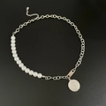 Detalle de collar único con media perla y cadena de metal con colgante de moneda - Estilo de Perla Empalmada de Acero Inoxidable (J123高品质)