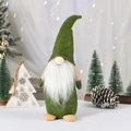 Gnome de Noël debout vert mousse avec barbe blanche et fond lumineux étoilé doux - Gnome vert debout