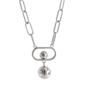 Collana in acciaio inossidabile argento con ciondolo a sfera su sfondo bianco - Collana / Argento