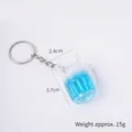 Porte-clés mini chope à bière bleue mesurant 3,7 cm de haut et 2,4 cm de diamètre environ - Cocktail Bleu - Style Porte-clés