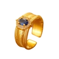 Nahaufnahme von gold gebürstetem Ring mit blauem Edelstein und Zirkon-Details - Blauer Ovaler Strassring (8954) / Goldimitat