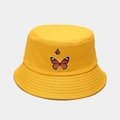 Détail d'un bob en coton jaune avec des motifs de papillons orange brodés dessus - M (56-58cm) / Jaune Papillon Orange