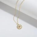 Collana dorata con ciondolo a farfalla rotondo e zirconi micro-intarsiati scintillanti - Farfalla