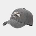 Dettaglio ravvicinato del cappello vintage grigio scuro con ricamo Florida retrò - Regolabile / Grigio