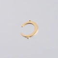 Detalle de un colgante de media luna en acero inoxidable dorado con dos anillos de unión - Dorado