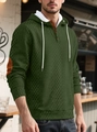 Detail eines dunkelgrünen Strickpullis mit Henley-Knopfkragen und Ellenbogen-Patches - Armeegrün