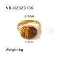 Macro de anillo en acero dorado con ojo de tigre ovalado de 1,3 cm y datos de dimensiones - Estilo Piedra Ojo de Tigre (NB-R2023136)