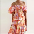Detalle del escote palabra de honor y el colorido estampado floral bohemio del vestido - S / Estampado Bohemio