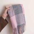 Sciarpa a quadri rosa e grigi in finta cashmere con morbide nappe, piegata - 180*70cm / Grigio Rosa