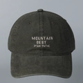 Λεπτομέρεια του λευκού κεντήματος Mountain Best στο σκούρο γκρι βαμβακερό καπέλο - M (56-58cm) / Πράσινο του Στρατού