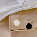 Detalle del collar de acero de titanio dorado con colgantes hexagonales de nácar blanco y negro - Estilo de Concha Blanca Dorada (S203)