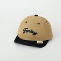 Detalle del bordado y la etiqueta de marca en la gorra bicolor en caqui y negro - 50cm (1-3 Años) / Caqui/Ala Negra