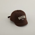 Detail der Boston 1630 Stickerei auf einer dunkelbraunen Baby-Baseballkappe aus Baumwolle - BOSTON - Braun
