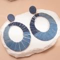 Chique holle ovale denim stoffen oorringen met zilveren pinnen op witte steen - Blauw