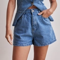 Completo in denim senza maniche da donna blu classico con pantaloncini a vita alta - Pantaloncini di Denim Blu Chiaro