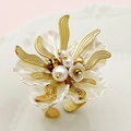 Elegante anello a fiore dorato con perle bianche e fascia regolabile per donna - R0356-02 (Cluster di Perle)