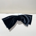Détail d'une grande barrette en velours noir avec nœud de rose sur carte de présentation - Barrette à Cheveux Grand Nœud Double en Velours Noir avec Fleur