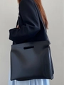 Detalle de un bolso tote de cuero negro con asas resistentes y correa ajustable - 34.5*7*30CM / Negro