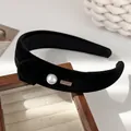 Detalle de diadema de terciopelo negro con perla y etiqueta metálica LOVEDAYS dorada - Rosa de Terciopelo Negro