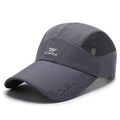 Dunkelgraue schnelltrocknende Baseballkappe mit schwarzen Mesh-Einsätzen und Logo - Verstellbar / Dunkelgrau