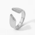 Versilberter Edelstahl-Ring offen mit asymmetrischen Facetten und Kristallbesatz - Flacher Stil (PD797) / Silber