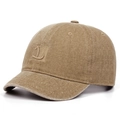 Dettaglio cappello baseball kaki lavato con trama in cotone e ricamo della lettera D - Cachi