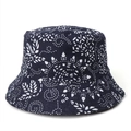 Dettaglio del cappello alla pescatora in cotone blu scuro con stampa floreale etnica bianca - M (56-58cm) / Stile C - Stampa Floreale Etnica Blu Navy (Reversibile Retro Nero)