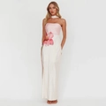 Dettaglio dell'elegante abito lungo in raso con stampa floreale rosa e foulard coordinato - M / Rosa