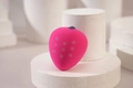 Rosa Make-up Schwamm in Erdbeerform mit weicher Textur für professionelles Make-up - Gepunktete Rosa Erdbeere