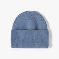 Bonnet en maille côtelée bleu poudré avec ouverture pour queue-de-cheval - Bleu gris